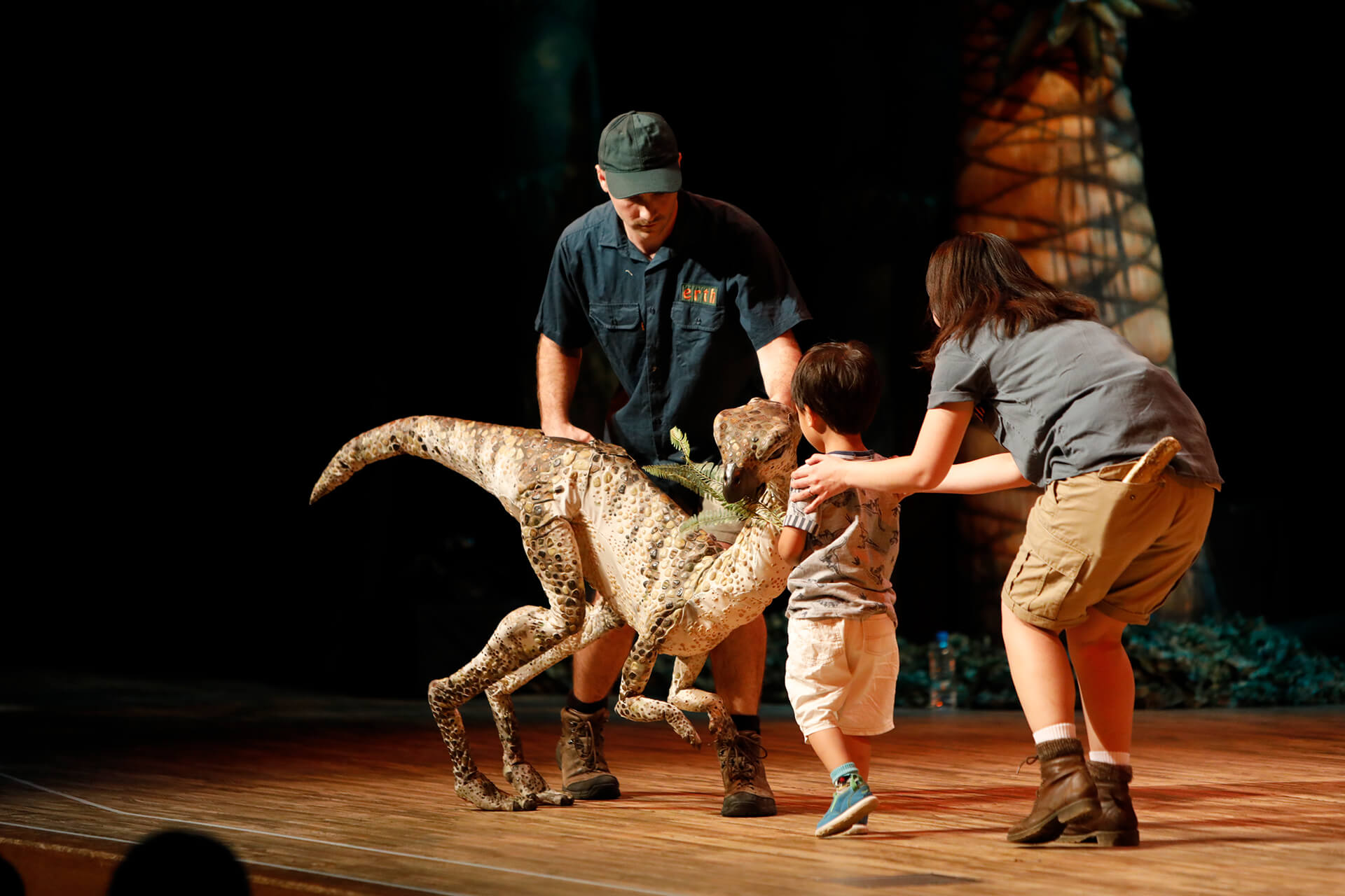 この写真は装飾恐竜と戯れる子供です