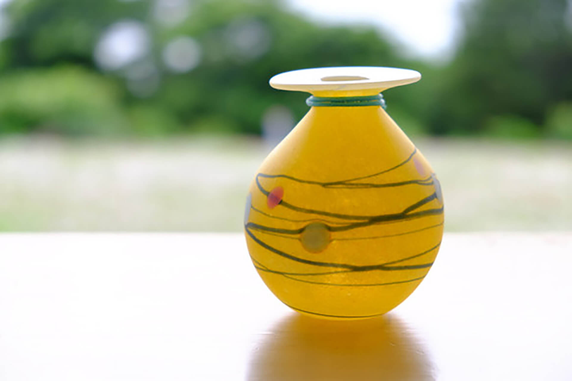 この写真は暮らしとクリーマに出品する、ワタリグラススタジオの商品ガラス花瓶です