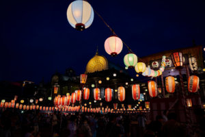 この写真は、築地本願寺『納涼盆踊り大会』のイメージ。提灯が沢山連なっているいる様子です