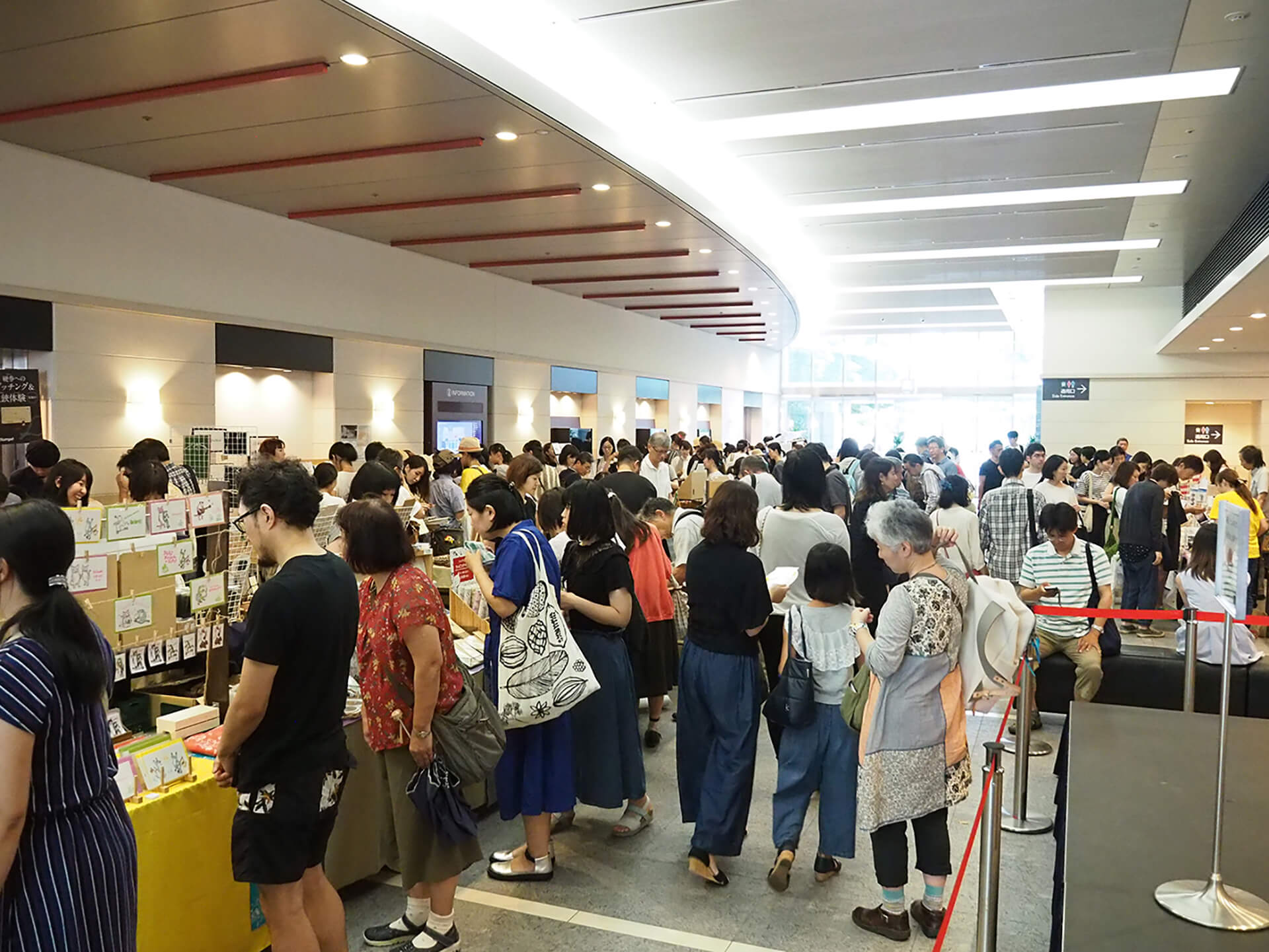 この写真は活版TOKYO2019のマーケット風景・会場の混雑ぶりの様子