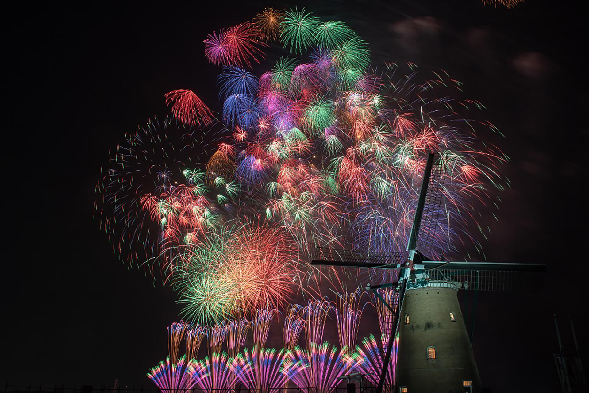 この写真は、佐倉花火フェスタ2019のメインビジュアル。圧巻のビッグプレミアムスターマインと呼ぶ花火です