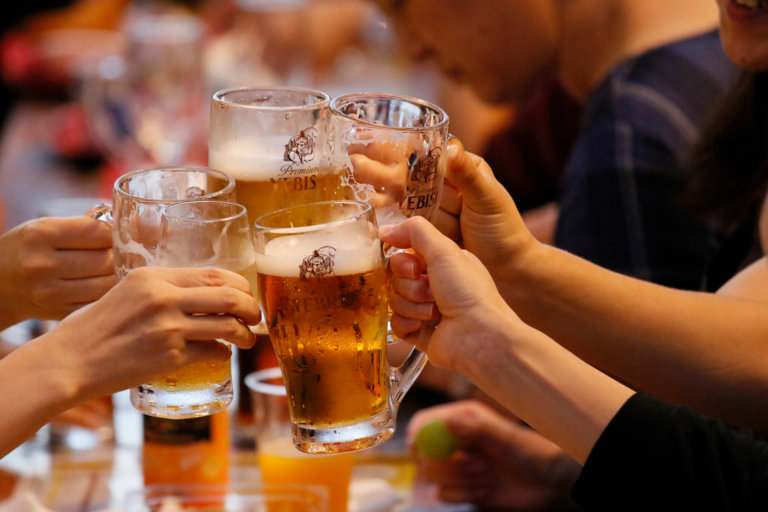 この写真は第11回「恵比寿麦酒祭り」のイメージ・乾杯風景です