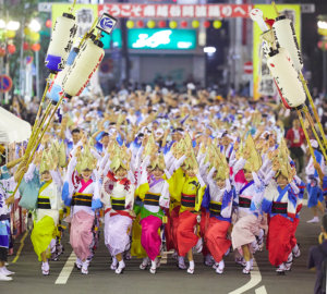 35回南越谷阿波踊りのイメージ写真。街中を踊り歩くシーンです