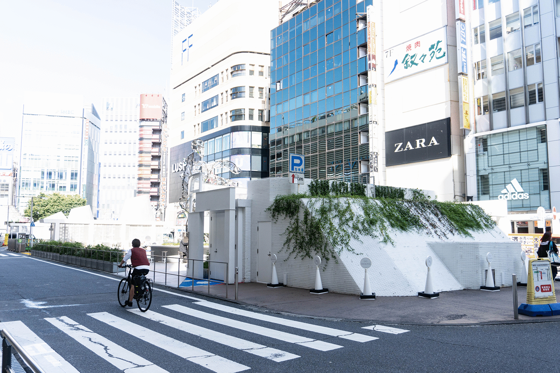 新宿東口駅前広場 ルミネ