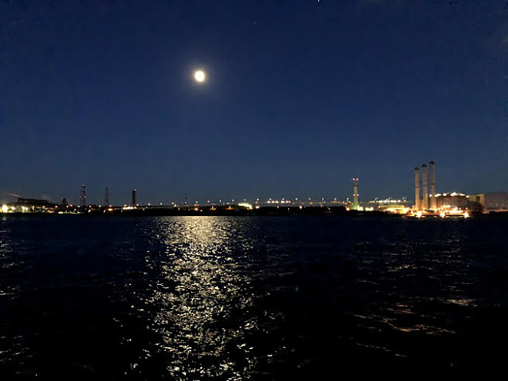 貸切列車で行く夜の鶴見線探訪 港湾・工場夜景の旅 日本旅行