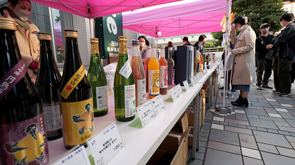 日本酒が並ぶ棚