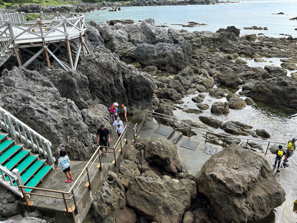 神津島の赤崎遊歩道からの岩礁