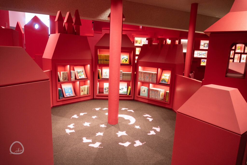 角野栄子魔法の文学館コリコの町の本棚