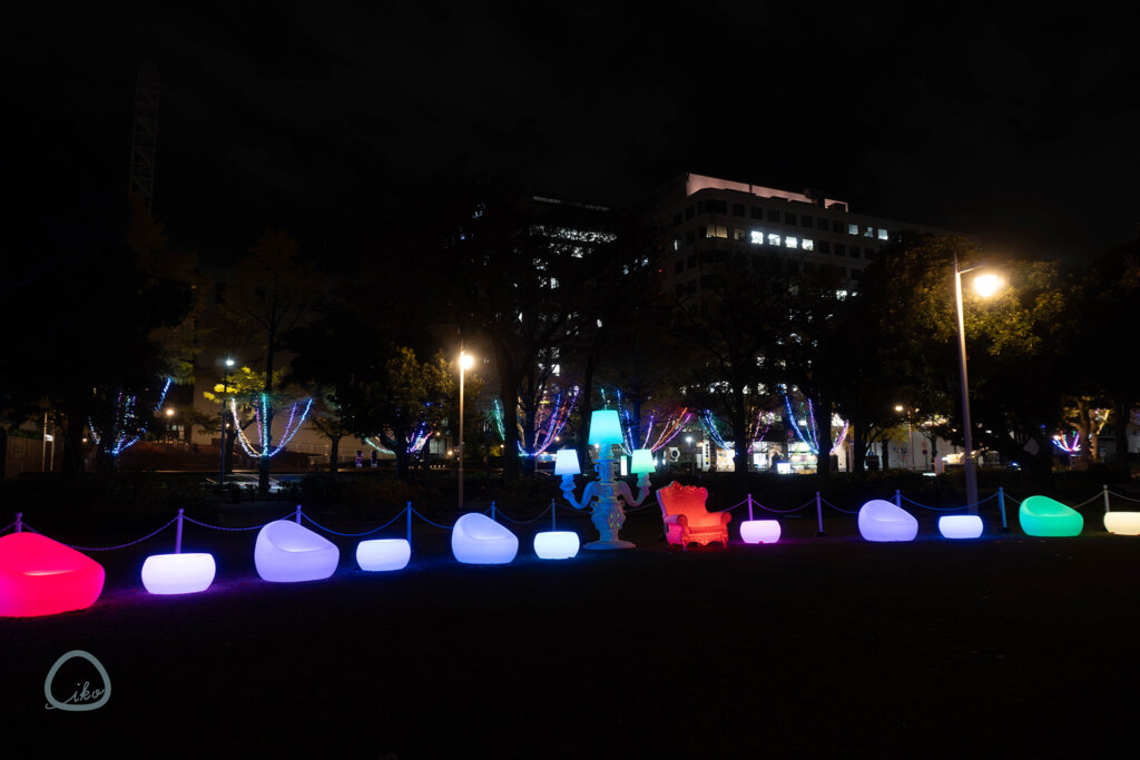 芝生広場、光るベンチ