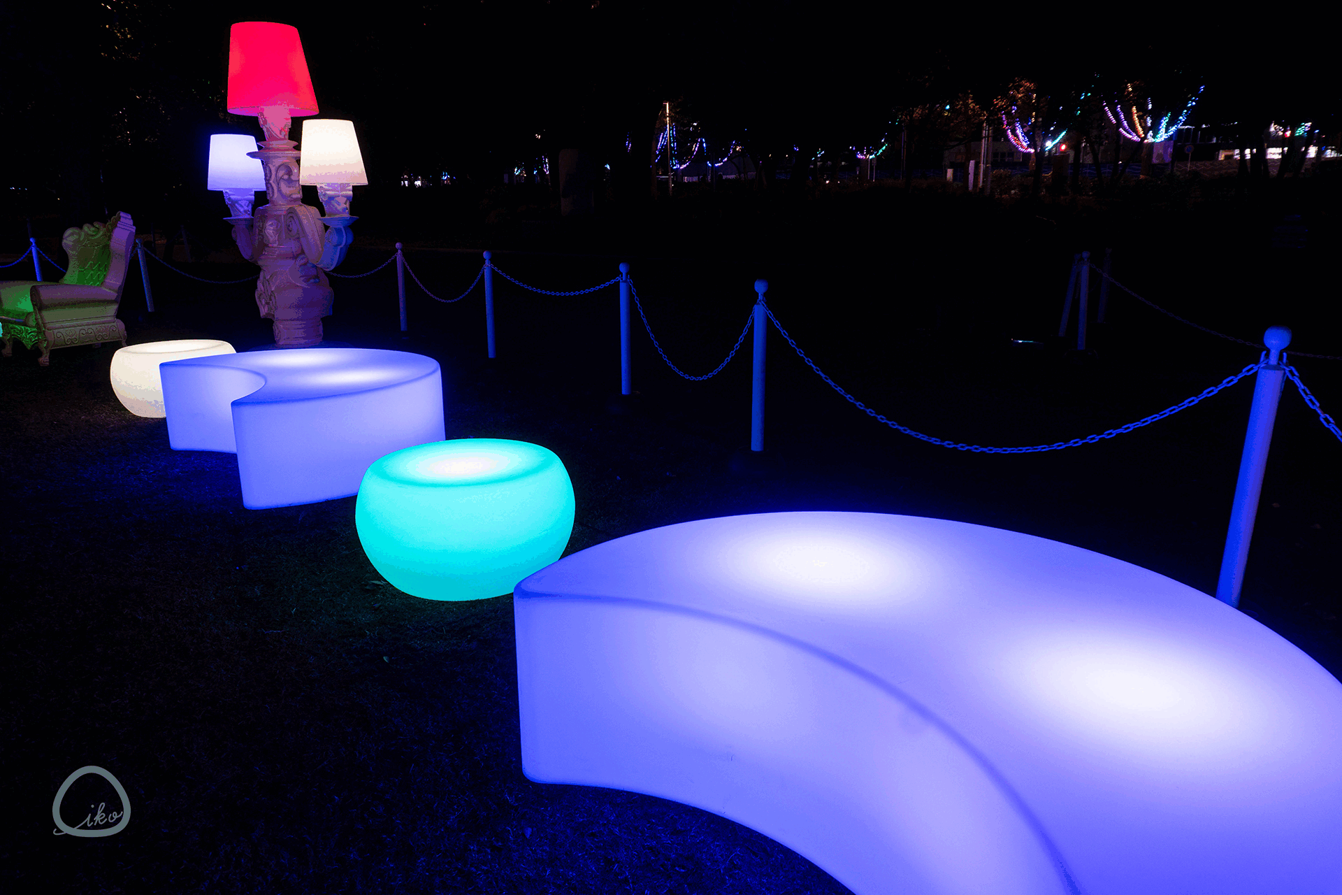 芝生広場、光るベンチ