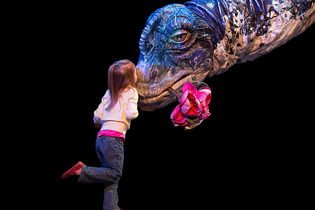 恐竜に花をあげる女の子