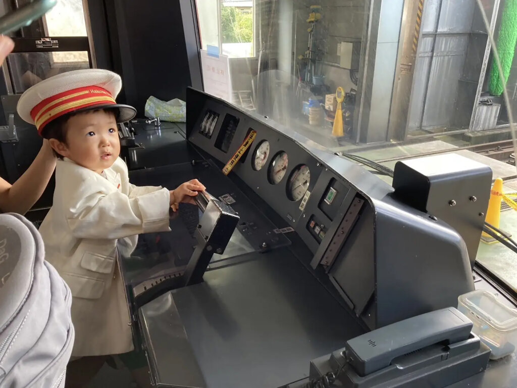 電車を運転する子ども