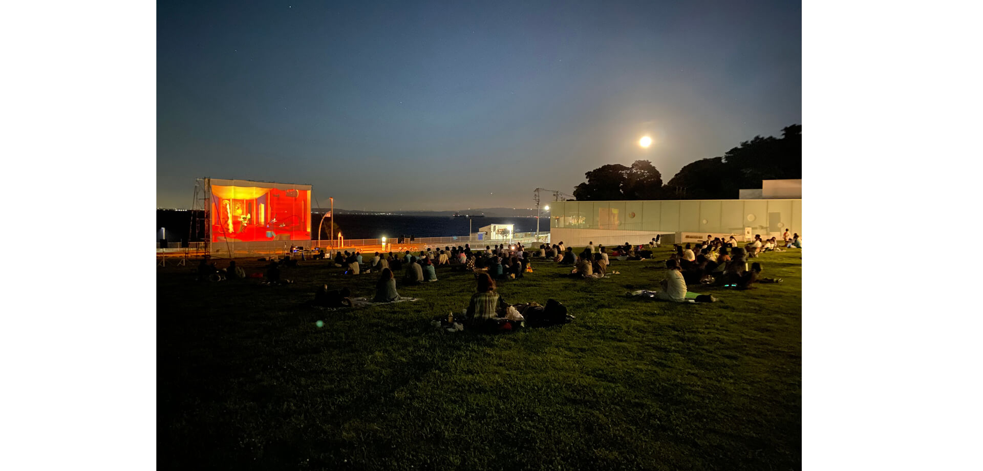 横須賀美術館が野外映画館「夏の野外シネマパーティー」