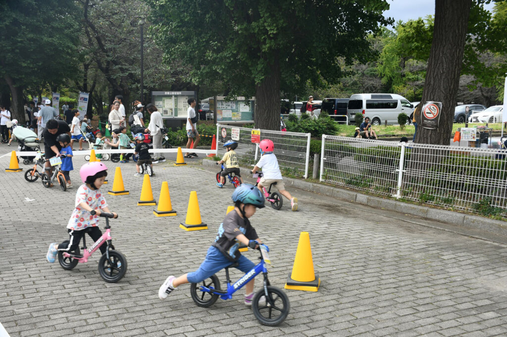 ストライダーで遊ぶ子ども