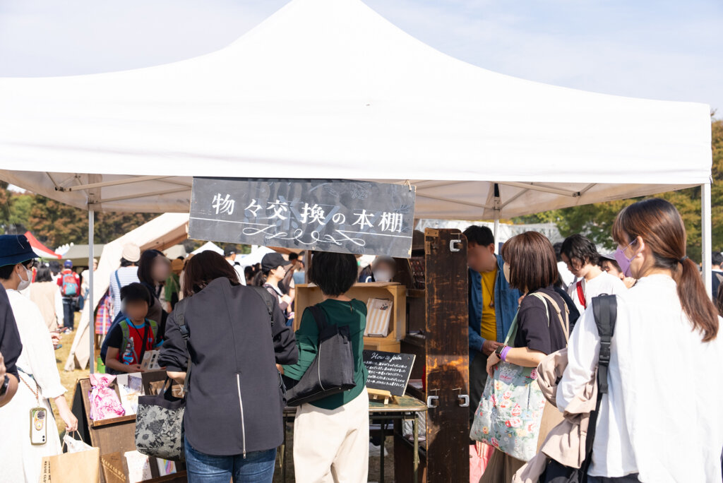 神代団地蚤の市　物々交換の様子