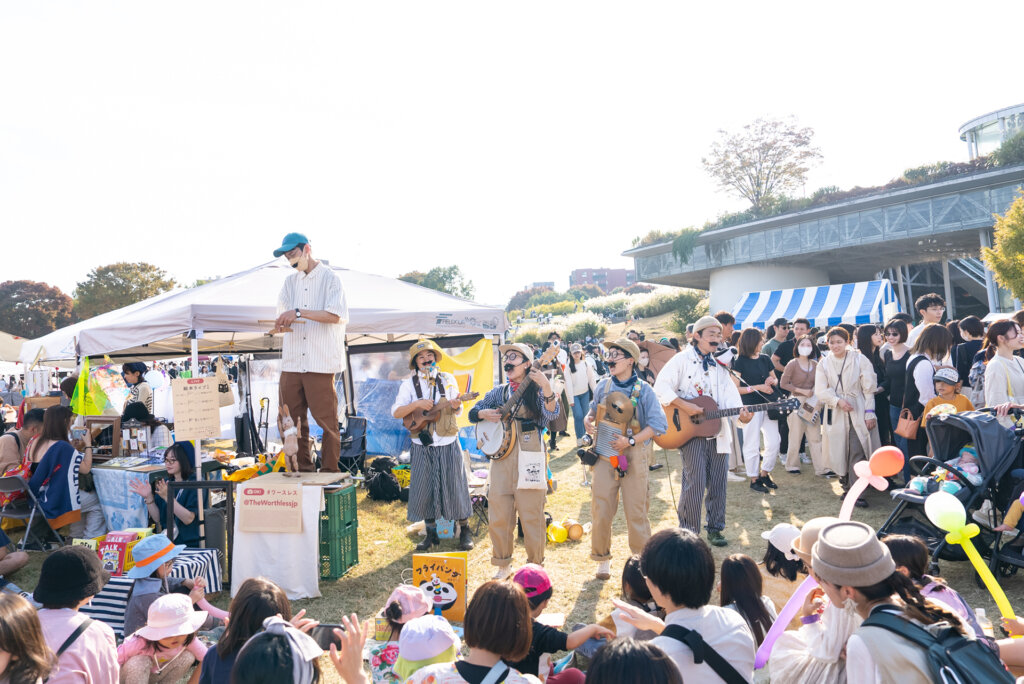 神代団地蚤の市　ステージライブの様子