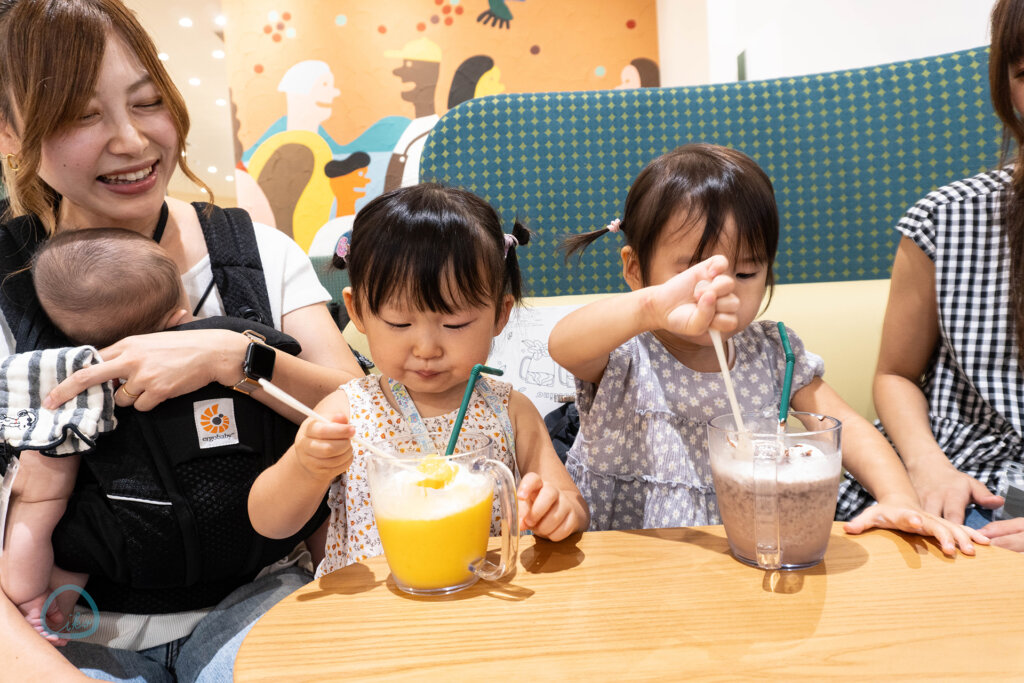 スターバックス コーヒー キッズフラペチーノを飲む子ども