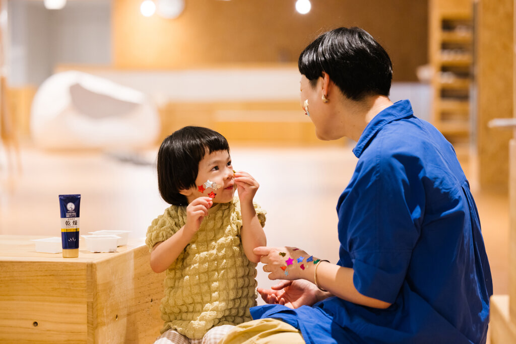 PLAY! PARKとロート製薬「やさしいおせっかい」会場風景　親子での会話