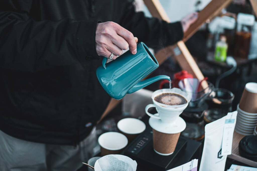 コーヒーを入れるスタッフ