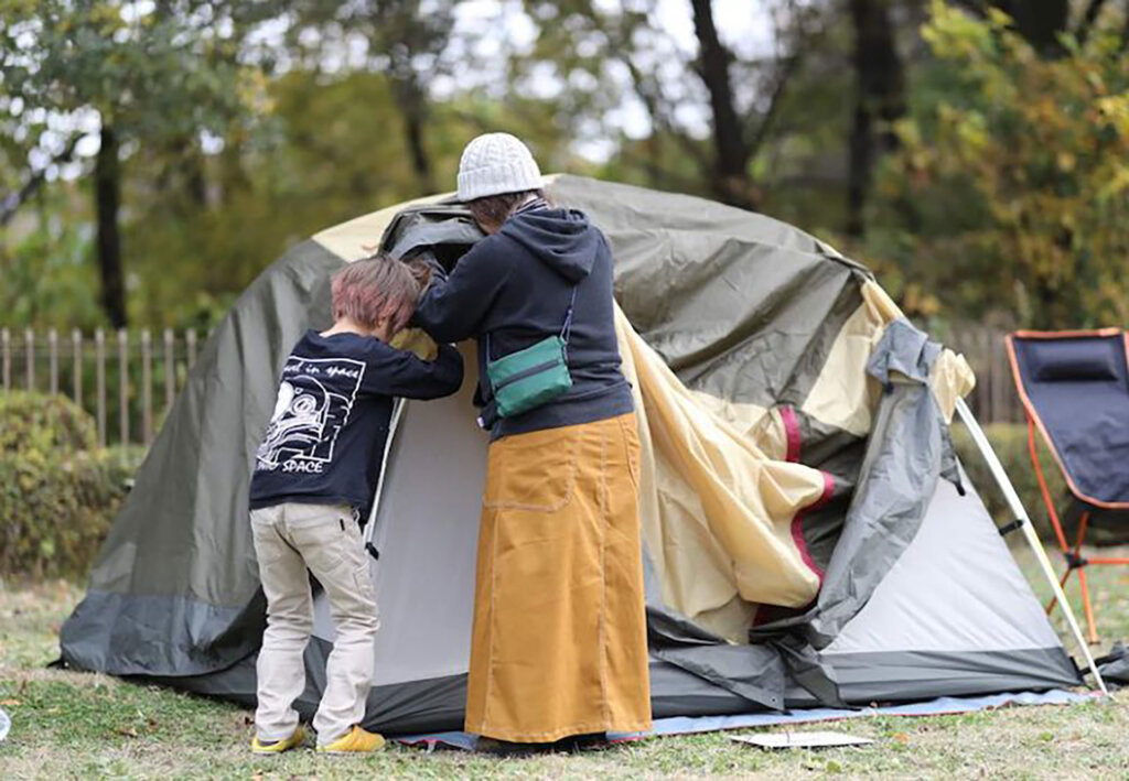 テントを張る親子