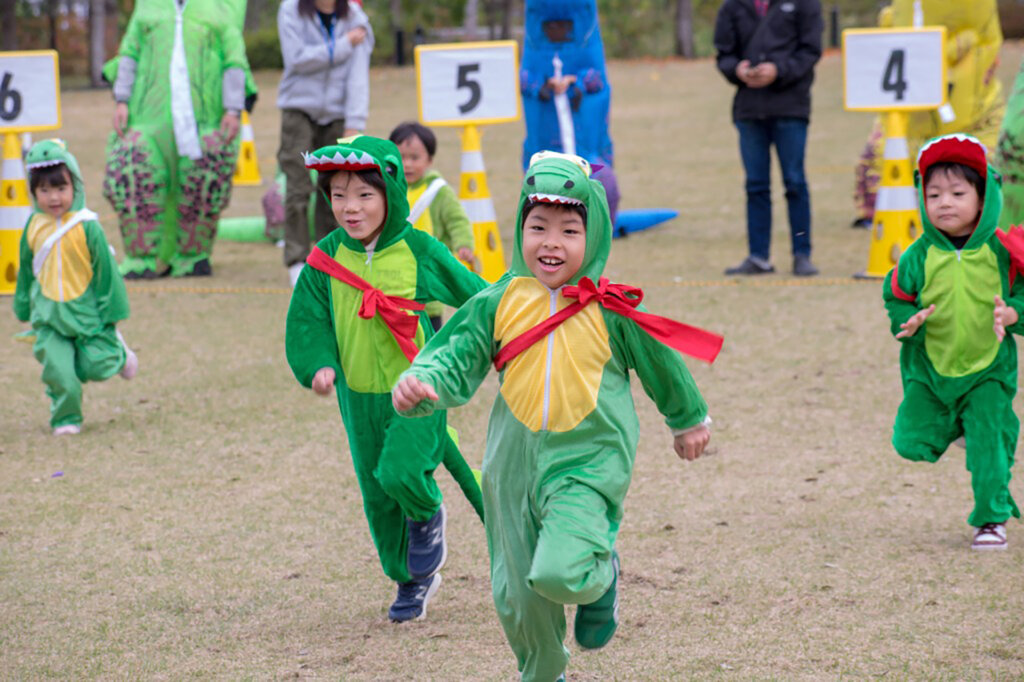 恐竜スタイルのかけっこ