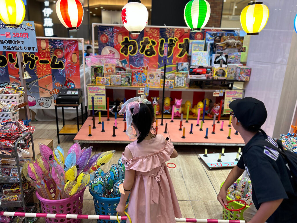 射的を楽しむ子どもたち