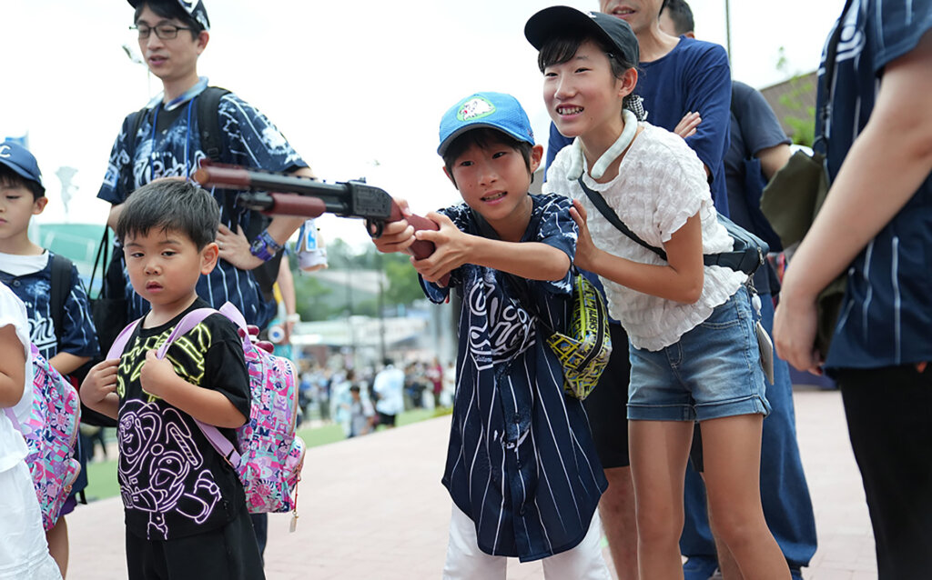 縁日コンテンツで遊ぶ子ども
