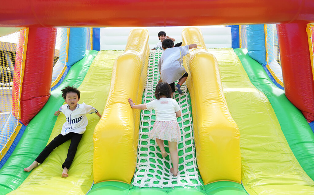 ふわふわで遊ぶこども