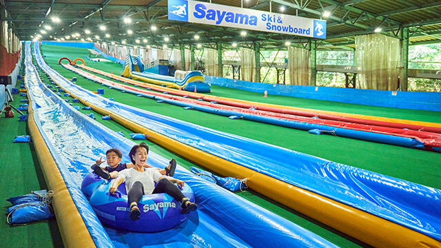 狭山スキー場　ロングスライダーを楽しむ男性