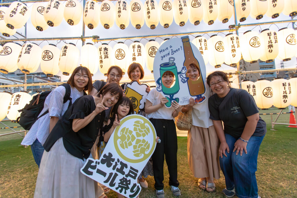 大江戸ビール祭りでフォトプロップスを使って記念撮影する来場者
