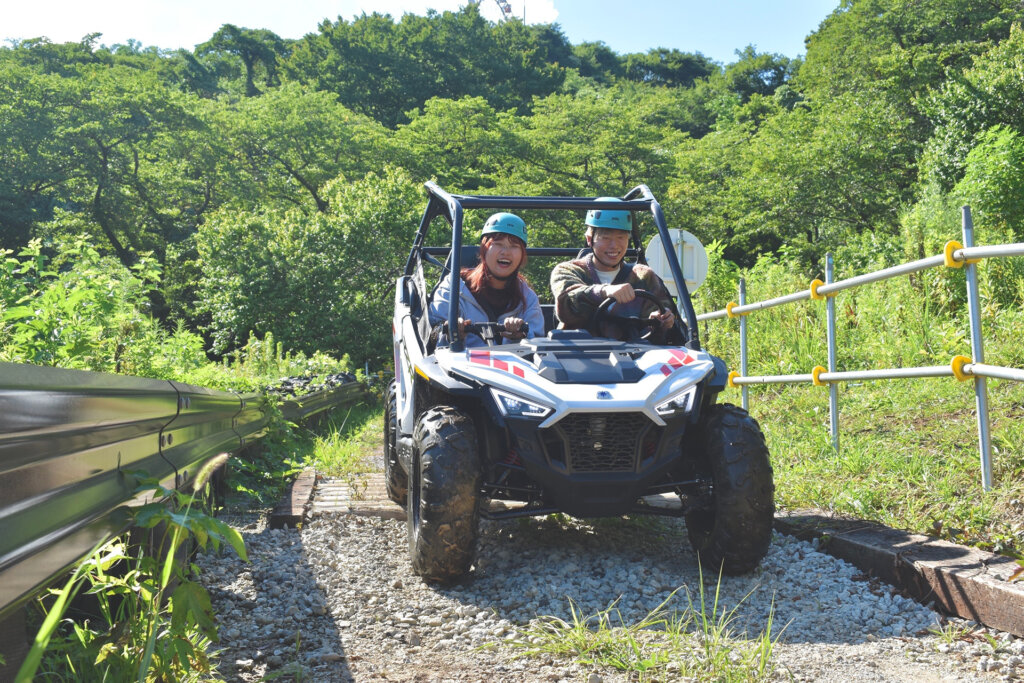 バギーにのって悪路を走る