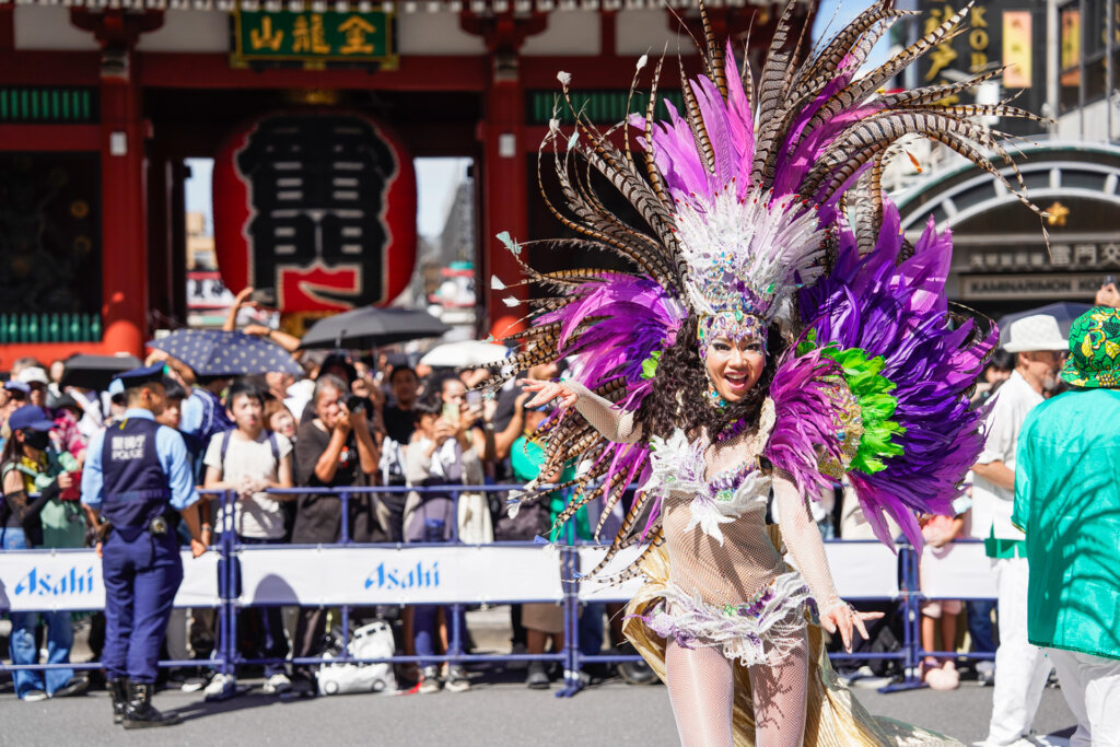浅草サンバカーニバルで踊るダンサー