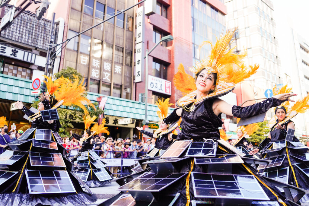 浅草サンバカーニバルで踊るダンサー