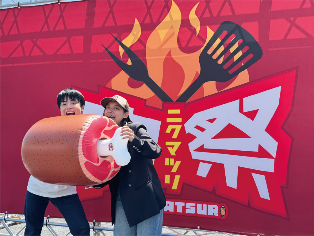 肉祭2025in日比谷公園 フォトスポットで写真を撮る来場者