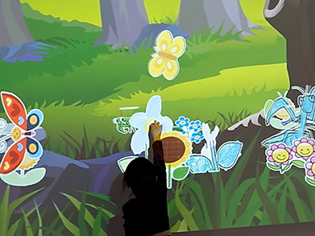 デジタルアートを楽しむ子ども