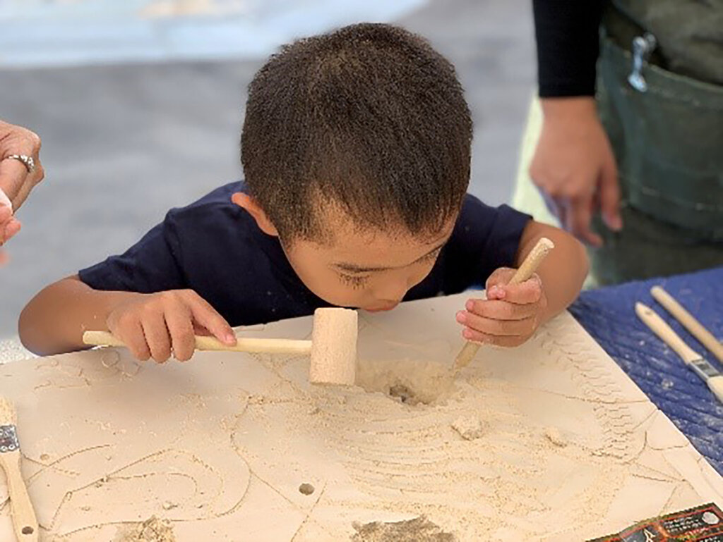 恐竜の化石発掘する子ども