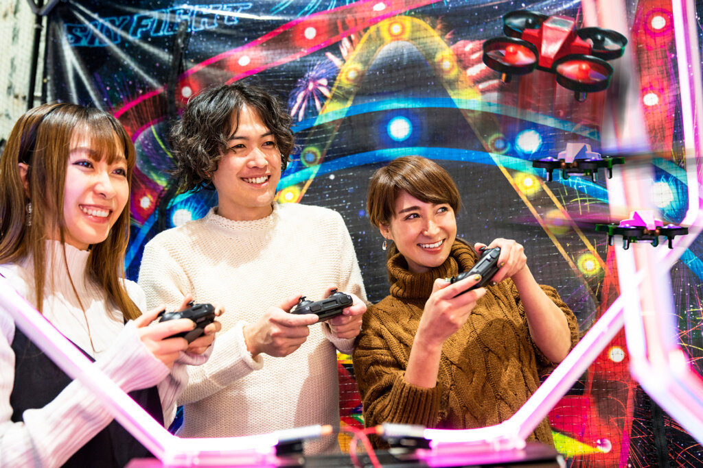 ドローンで遊ぶ男女