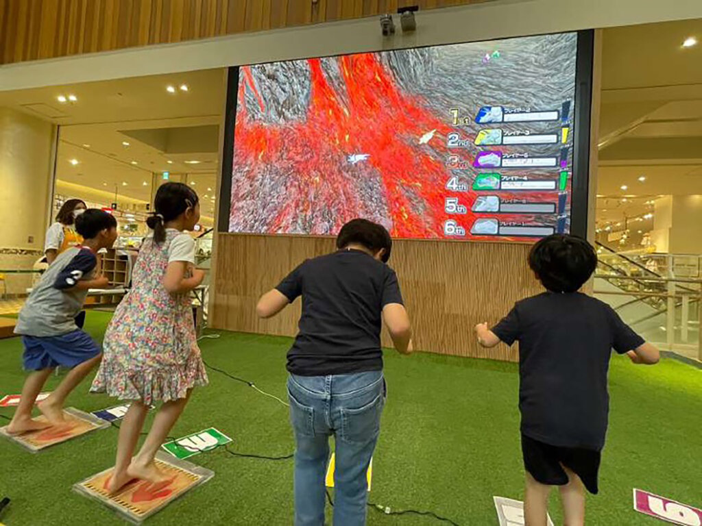 デジタルコンテンツで遊ぶ子どもたち