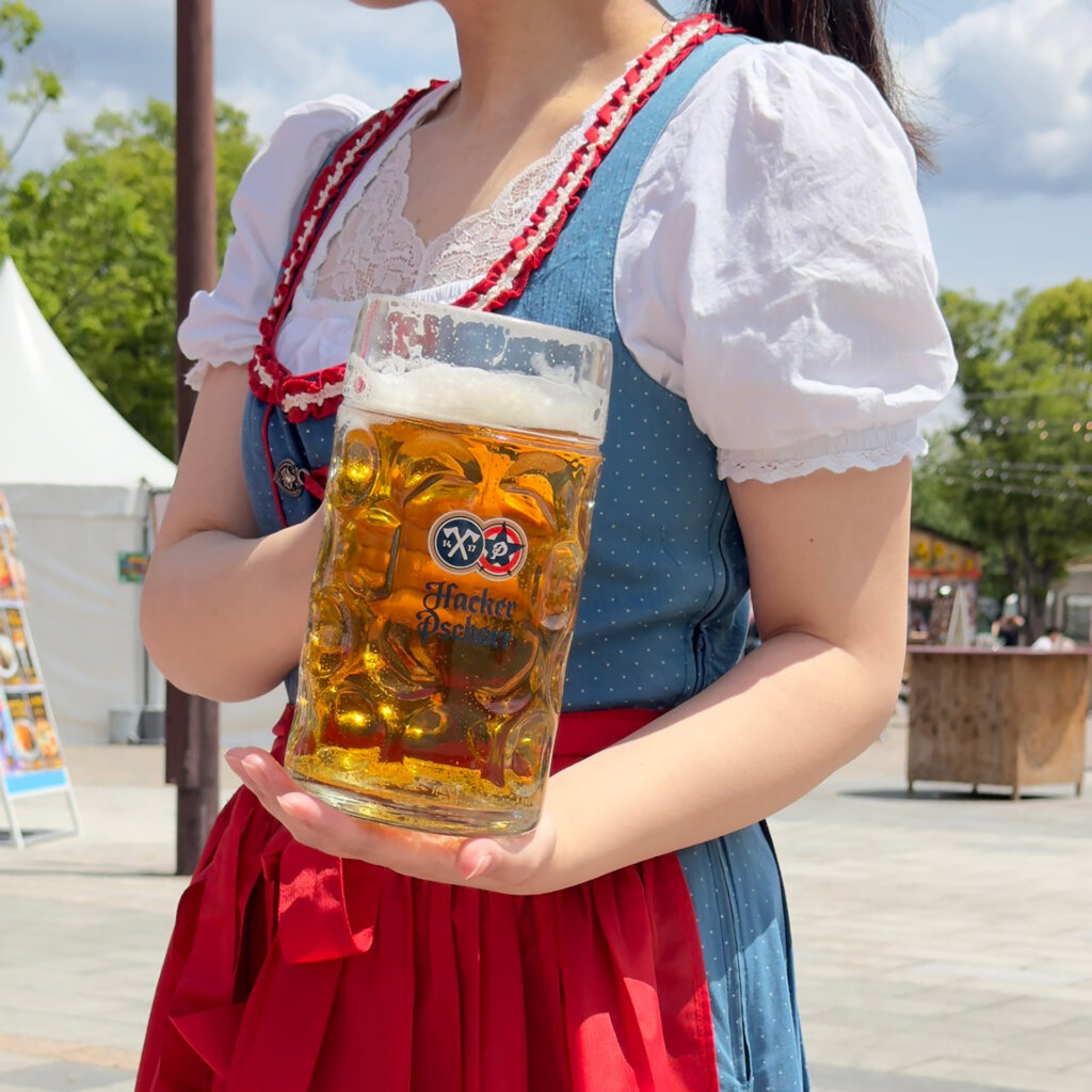 オクトーバーフェスト in 芝公園 ビールを持つ売り子