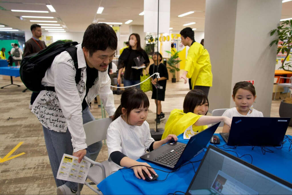 プログラミングに挑戦する子ども