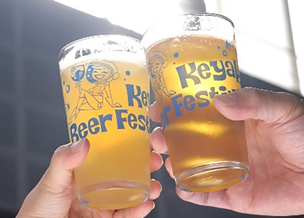 けやきひろば秋のビール祭り　ビールを掲げる様子