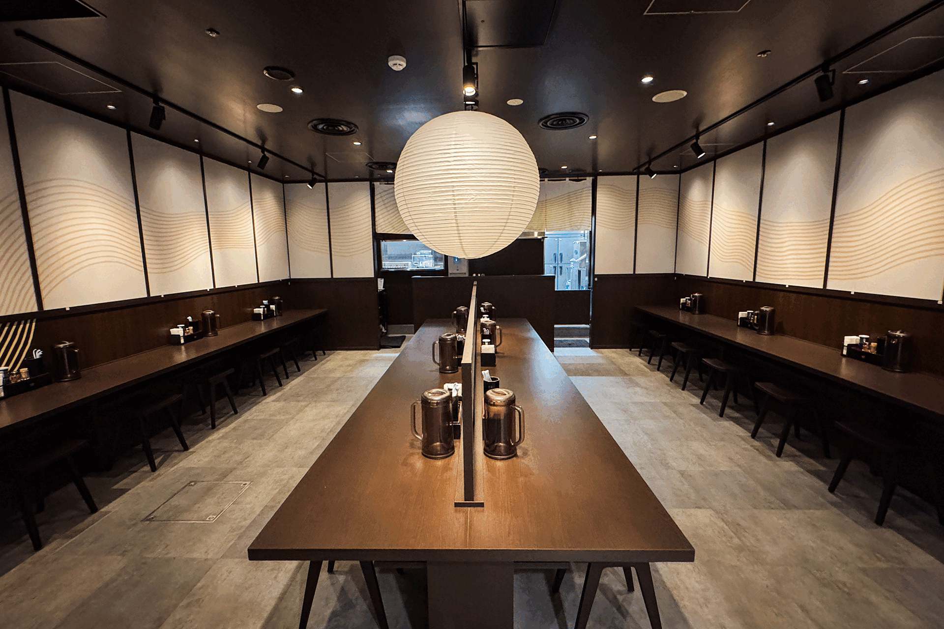 味噌ラーメン みそきん 提灯がぶら下がった店内