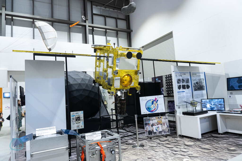 JAXA宇宙科学研究所 宇宙科学探査交流棟 展示中のはやぶさ2模型