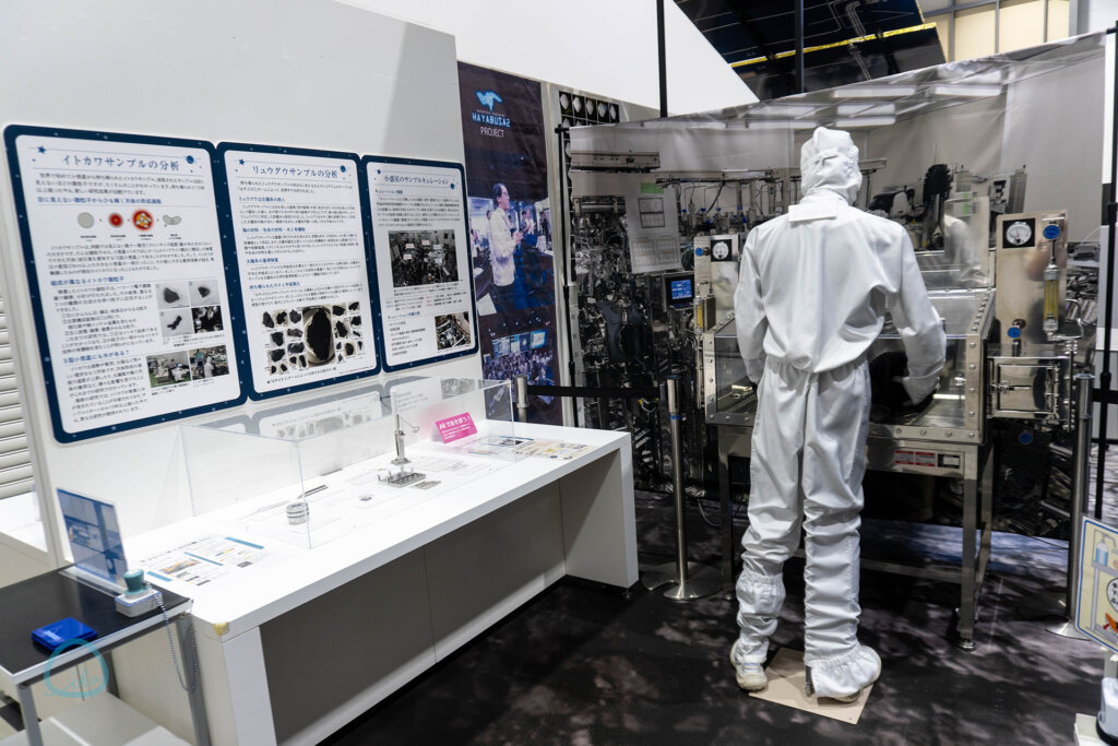 JAXA宇宙科学研究所 宇宙科学探査交流棟 展示中の作業中スタッフ