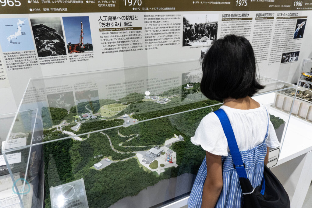JAXA宇宙科学研究所 宇宙科学探査交流棟 展示中のジオラマを見る女子