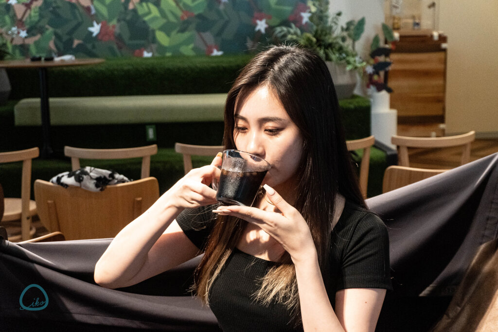 ネスカフェ原宿・睡眠カフェ TOTONEコーヒーナップ体験 コーヒーを飲む女