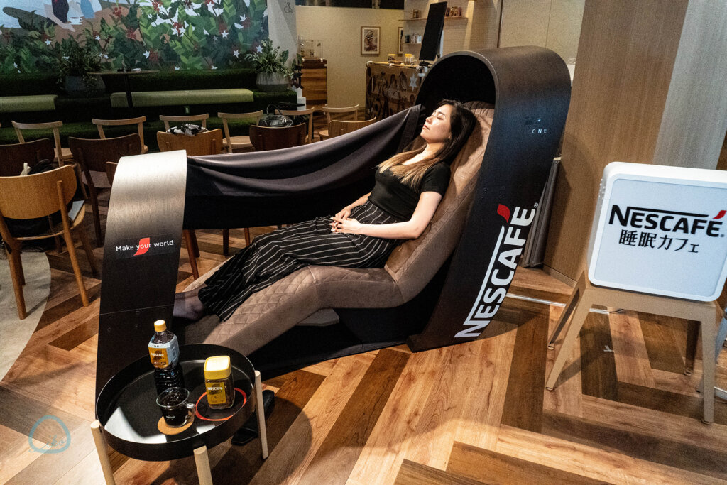 ネスカフェ原宿・睡眠カフェ TOTONEコーヒーナップ体験する女