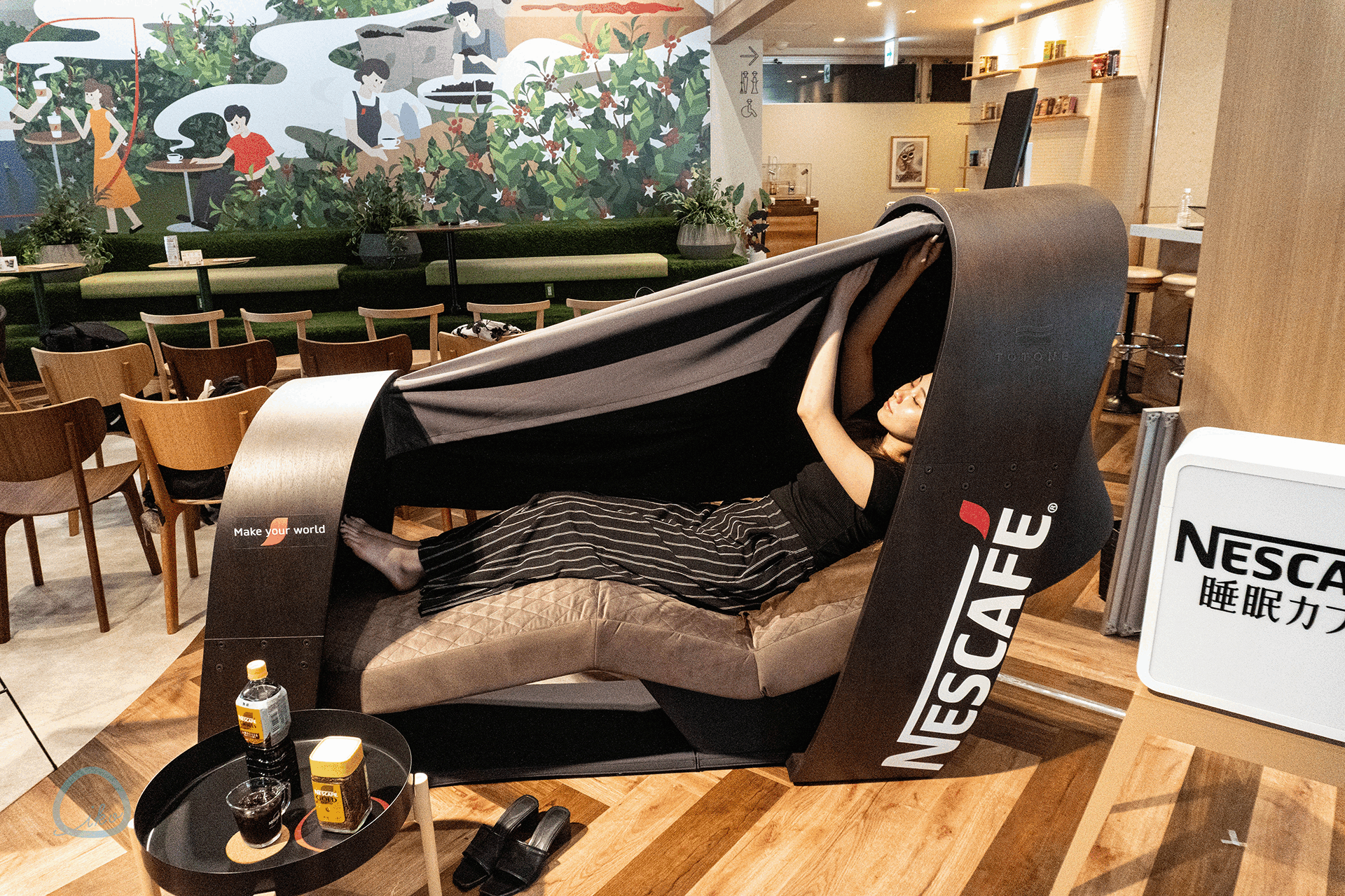 ネスカフェ原宿・睡眠カフェ TOTONEコーヒーナップ体験をする女