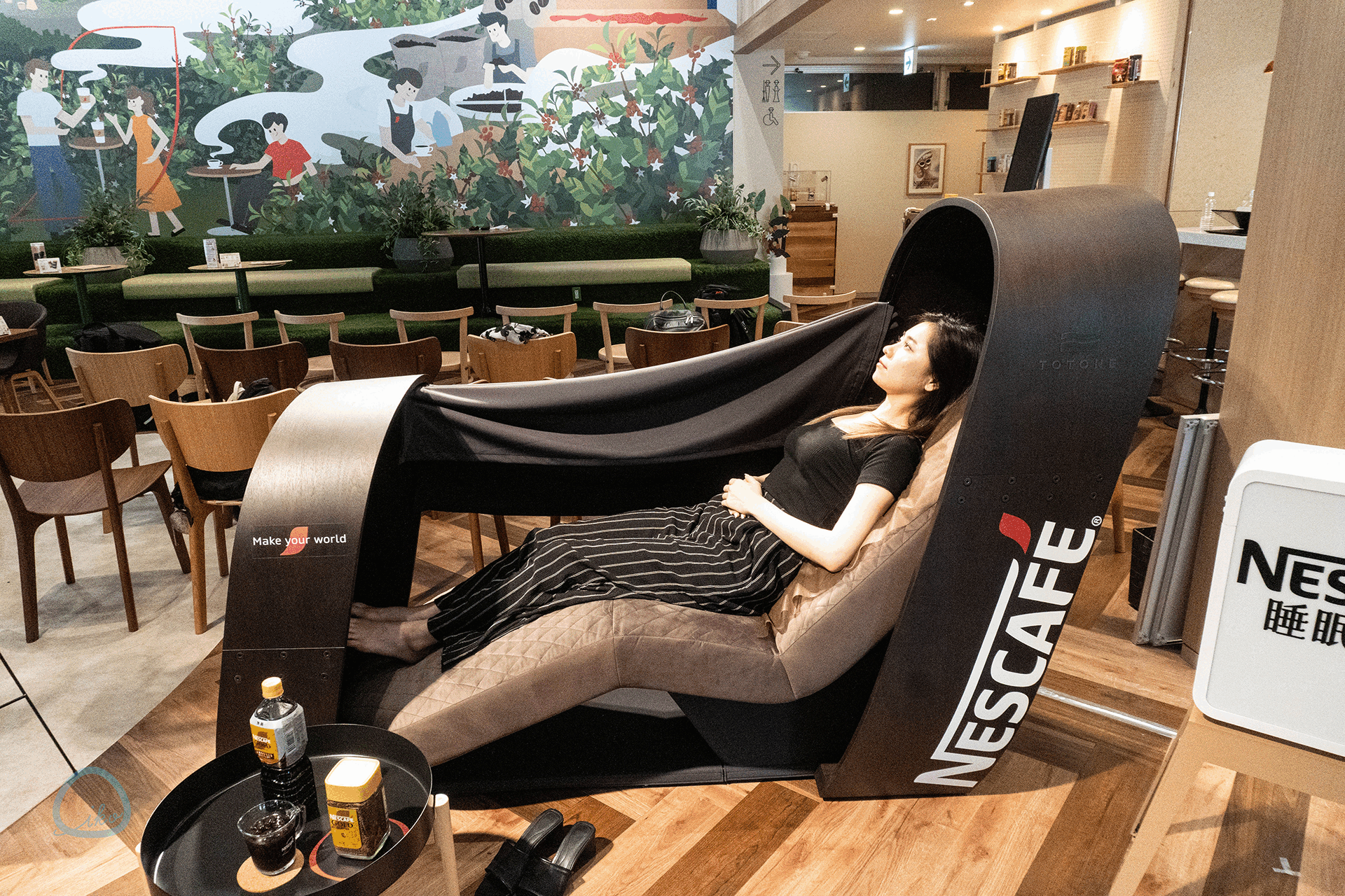 ネスカフェ原宿・睡眠カフェ TOTONEコーヒーナップ体験をする女