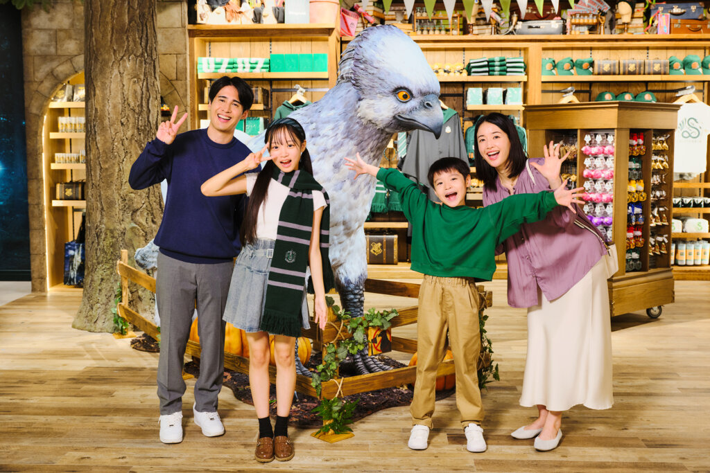 ハリー・ポッター ショップ 原宿 　写真撮影する親子